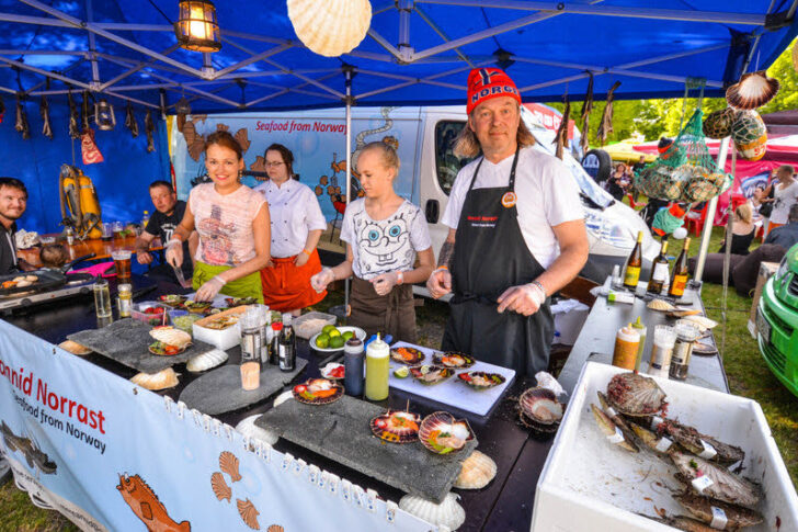 Tuker Marco cooks scallops he catches in Norway every year